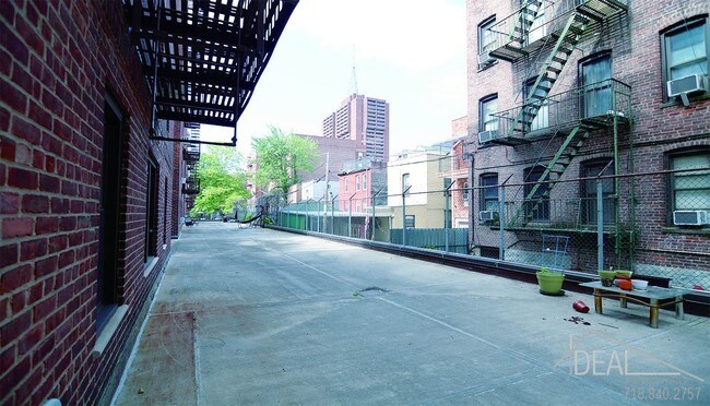 Foto del edificio - 3555 Kings College Place #1HR