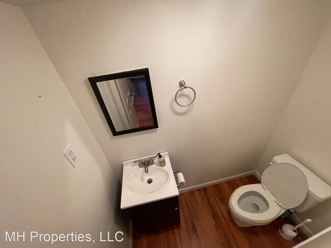 Building Photo - 3 br, 2.5 bath House - 712 Shore Dr