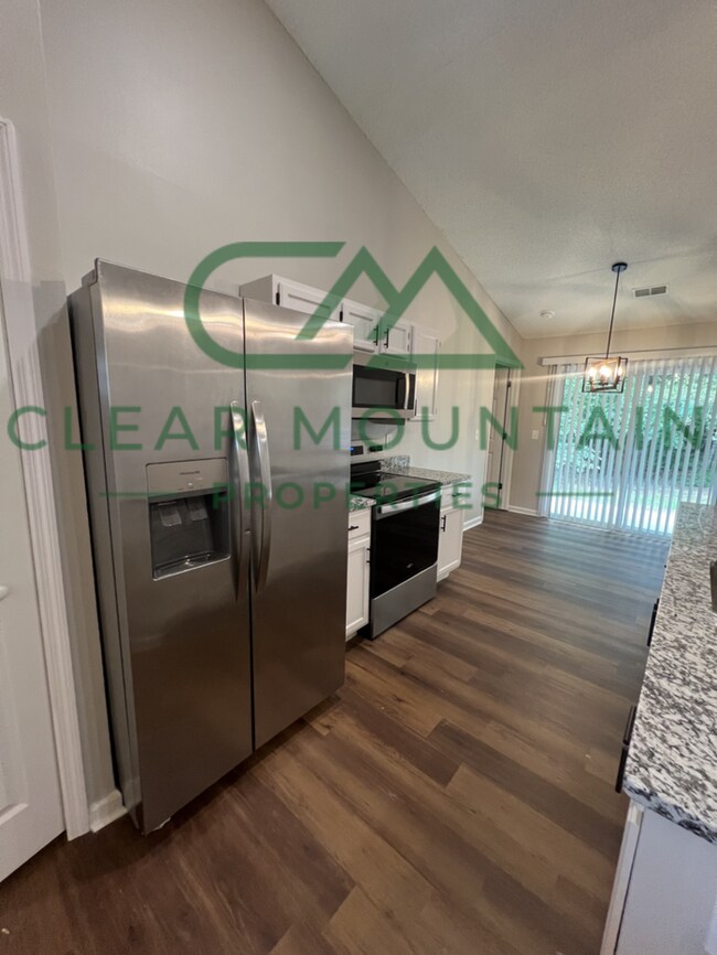 Building Photo - MOVE-IN SPECIAL! 1 MONTH FREE - Modern Upd...