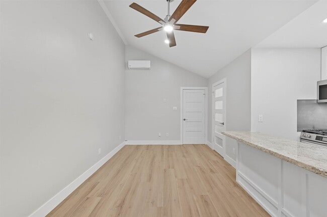 Building Photo - 10930 White Thorn St