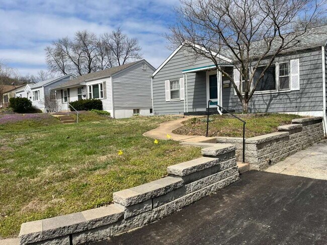 Foto del edificio - 9813 Lullaby Ln