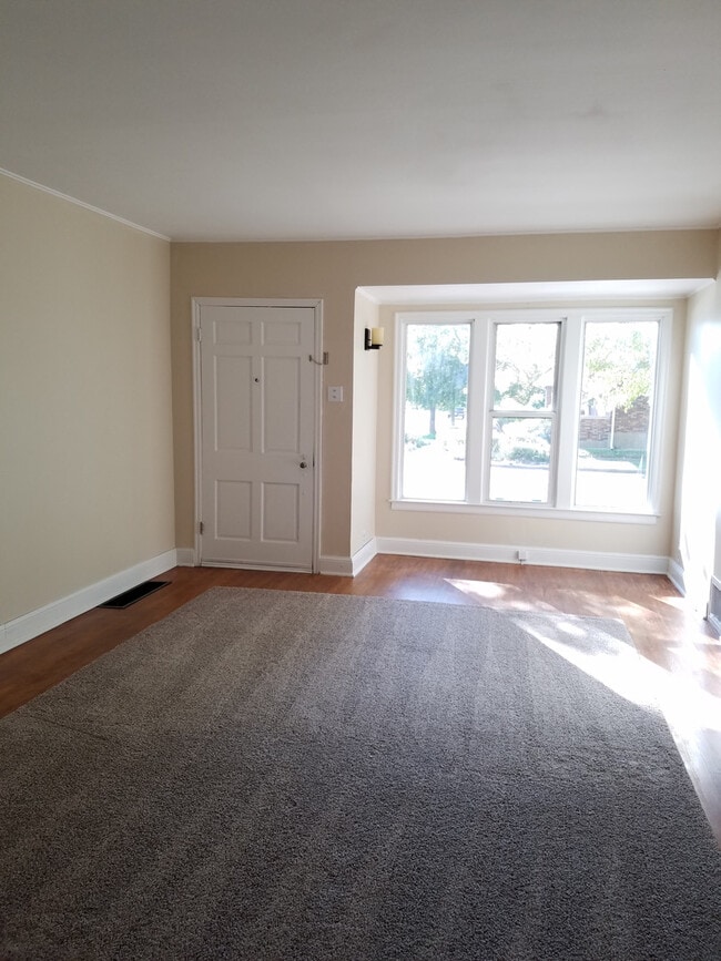 Building Photo - Ciri600 (Duplex) ***