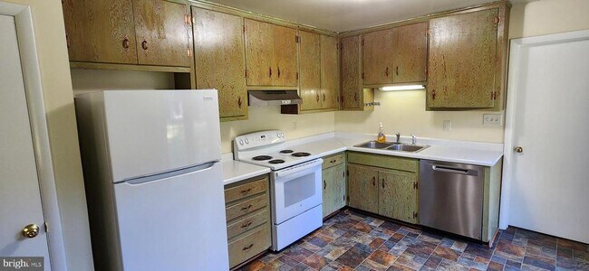 Building Photo - 45565 Camelot Ct