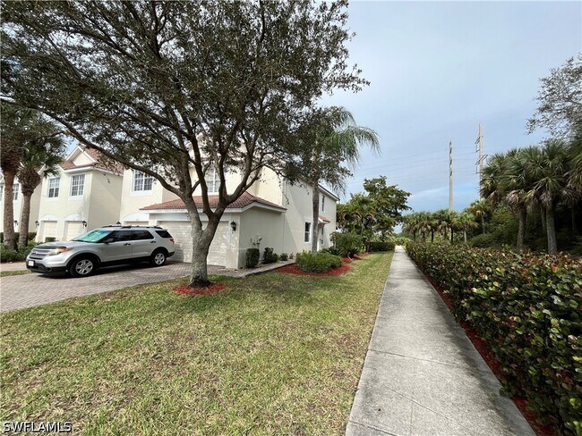 Foto del edificio - 884 Hampton Cir