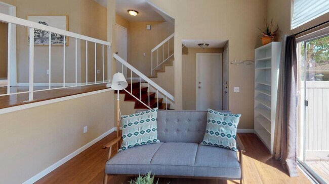 Foto del edificio - Room in 4 Bedroom Home at 7737 Nightingale...