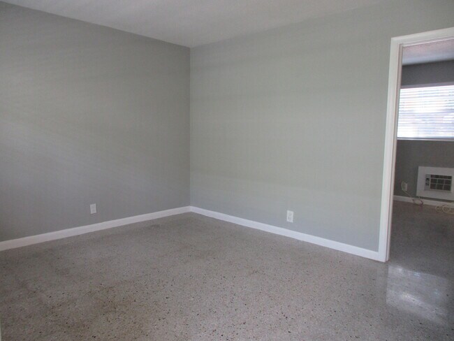 Building Photo - 1118 N H St