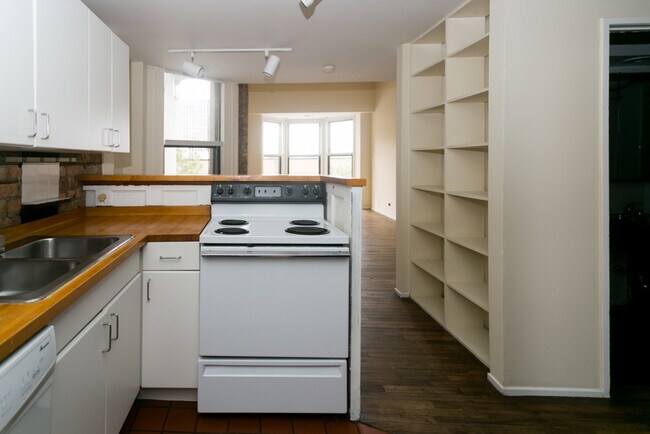 Building Photo - 604 Surf