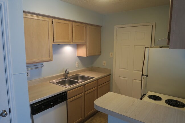 kitchen with door to laundry room - 1521 Lincoln Way