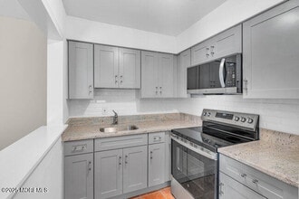 Building Photo - 735 Greens Ave Building Photo - 735 Greens Ave