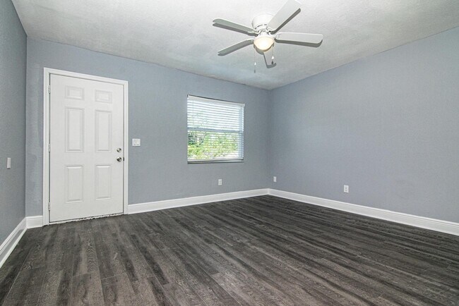 Foto del edificio - Newly Renovated and Remodeled - 2 Bedroom 1 Bath for Lease in Brandon, FL
