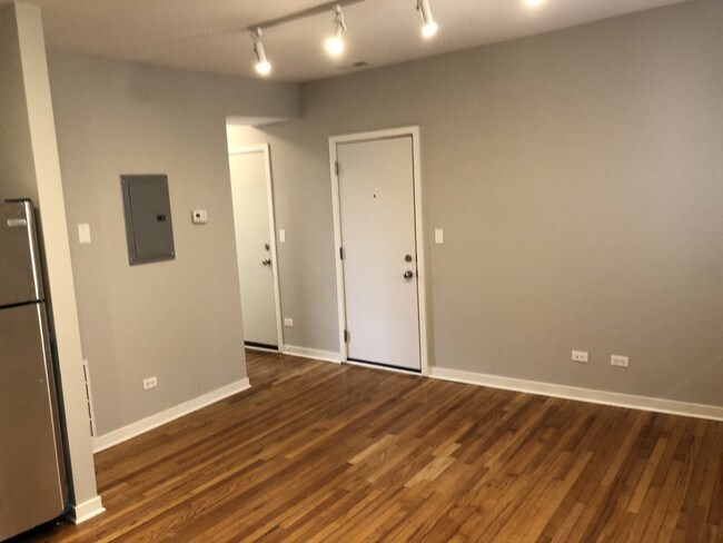 Building Photo - 4815 N Christiana Ave