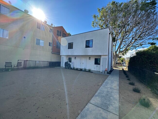 Foto del edificio - 826 Rose Ave