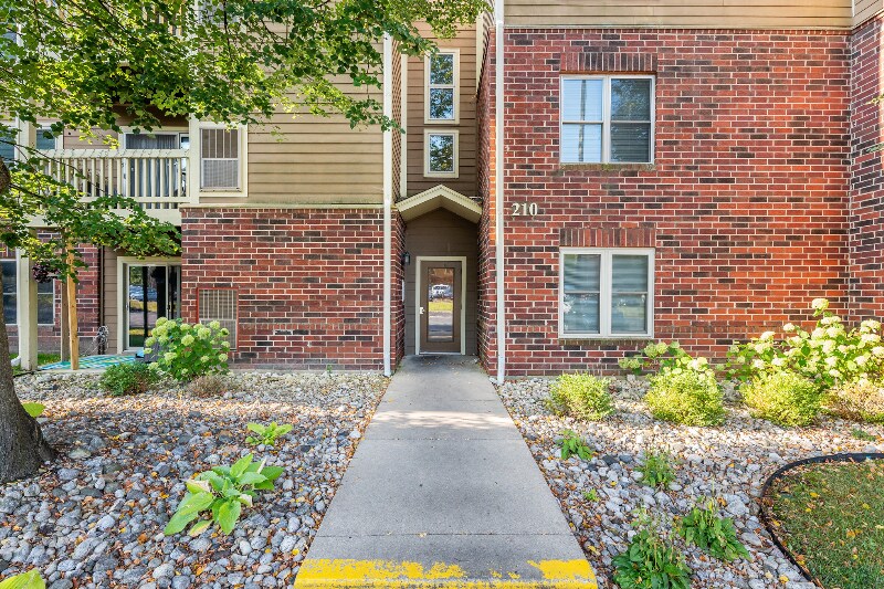 Primary Photo - 210 Glengarry Dr