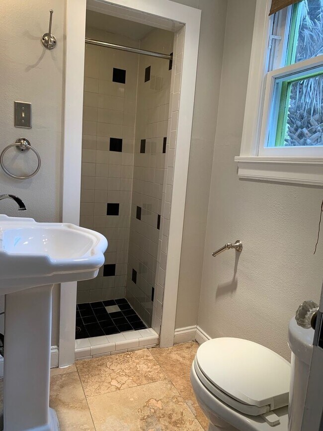 Foto del edificio - 902 1/2   E 43rd