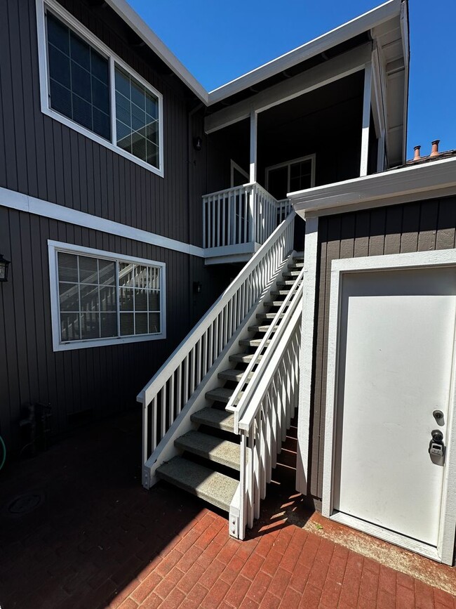 Building Photo - Bridgeview top floor condo with tree top w...