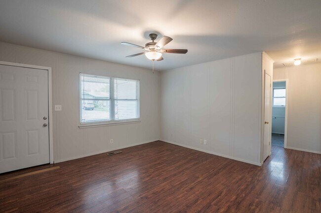 Building Photo - Stunning 3 Bed 1.5 Bath in amazing area
