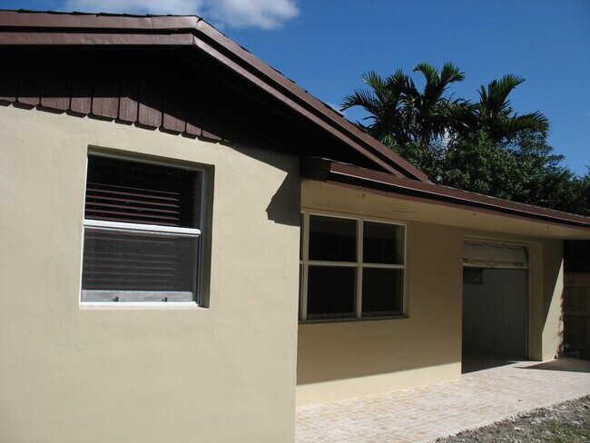 Foto del edificio - Country living in the city! 1.6 acres, Hor...