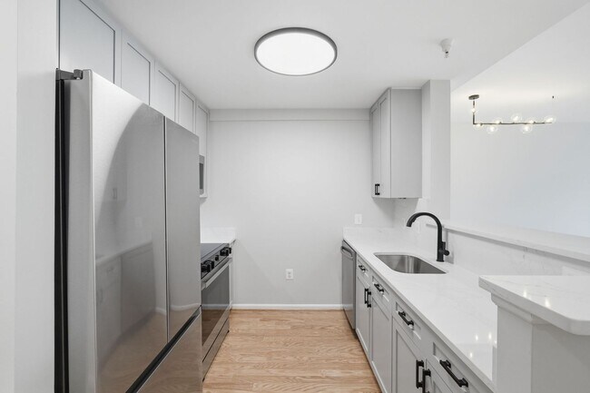Foto del edificio - Bright & Renovated Condo with Pool, Gym & Parking!