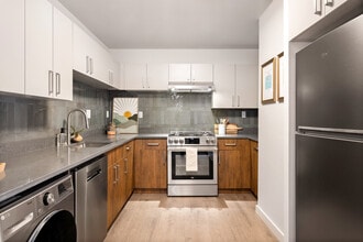 Apartment Kitchen - Arbor College Park