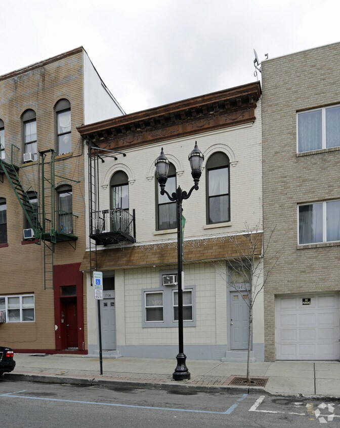Building Photo - 1506 Summit Ave