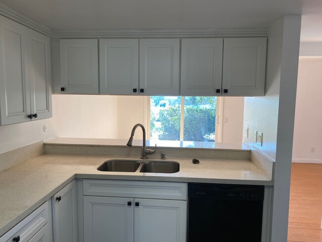 Foto del edificio - 140 E El Norte Pkwy