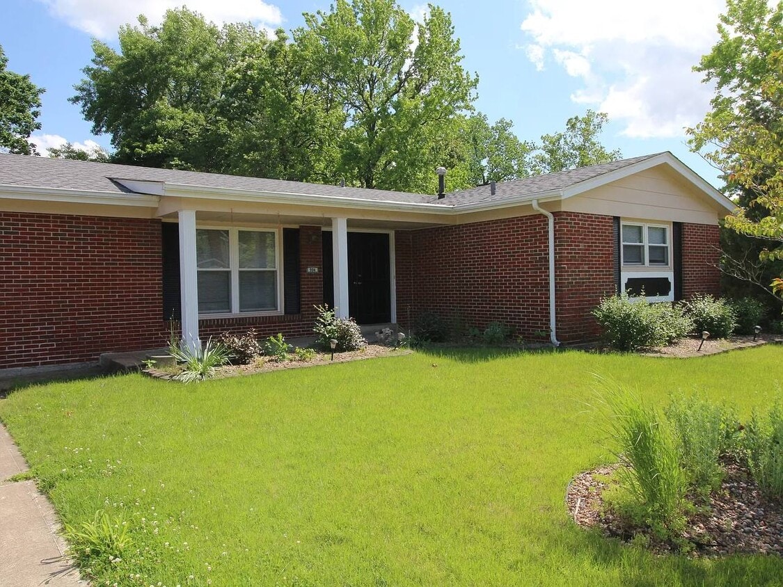 Primary Photo - 904 N Duchesne Dr