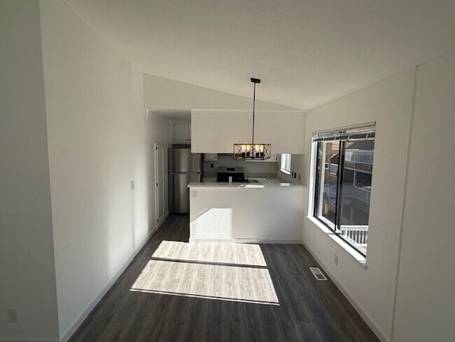 Foto del edificio - Renovated 2-Bedroom Condo in Martinez