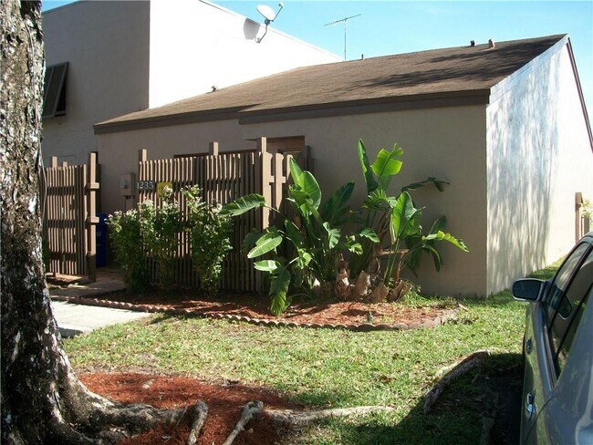 Foto del edificio - 1235 NW 122nd Terrace