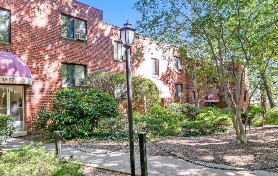 Foto del edificio - 1577 N Colonial Terrace