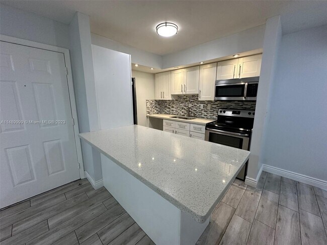 Foto del edificio - 18875 NW 62nd Ave