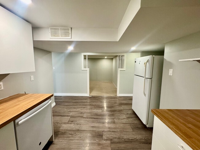 Building Photo - 2 Bedroom Basement Apartment – All Utiliti...