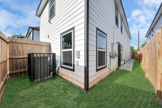 Building Photo - 6609 Bacher St