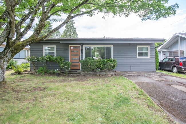 Building Photo - ** 2 Bedroom SE Portland Home Available No...