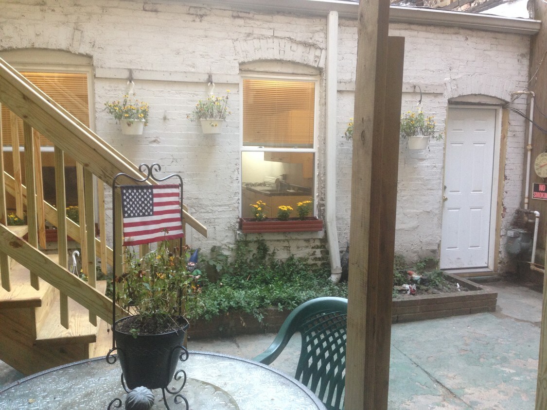 Primary Photo - 1239 N Dearborn St