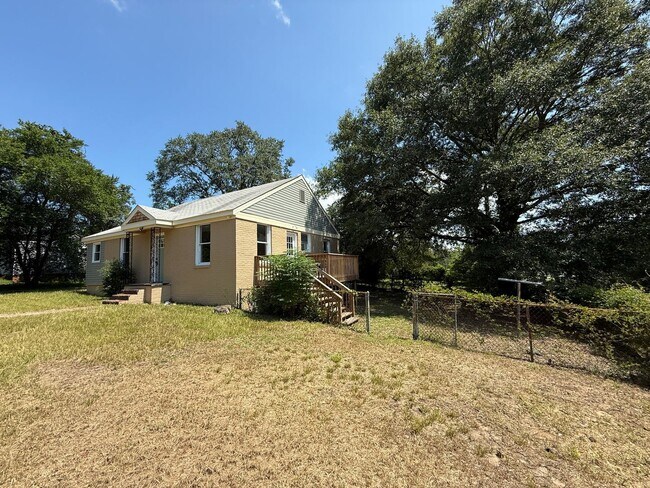 Building Photo - Newly Renovated 2 Bed/1 Bath Cottage
