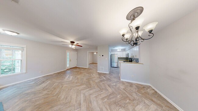 Building Photo - Spacious and Updated 1 bed + 1 BA Condo - walk out level