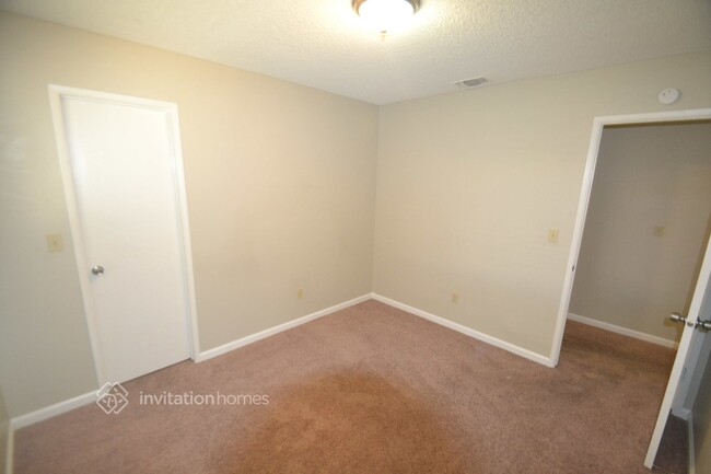 Building Photo - 5300 Village Wood Dr