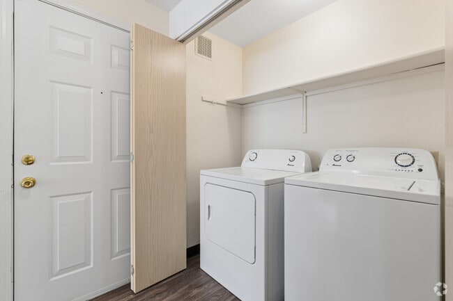 2 habitaciones, 1 baño - 800 pies cuadrados - Lavandería - The Meadows