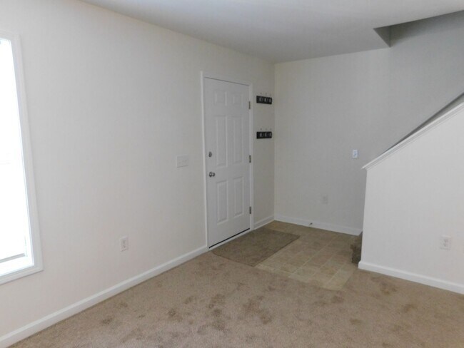 Foto del edificio - Townhouse Located Conveniently Near Base