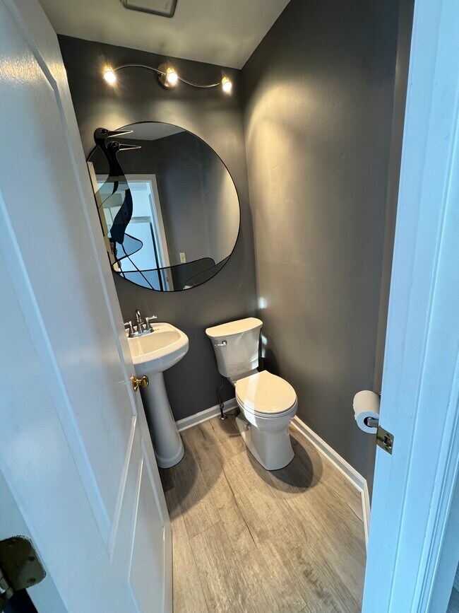 1/2 baño 1er piso - 301 Bluegrass Ave