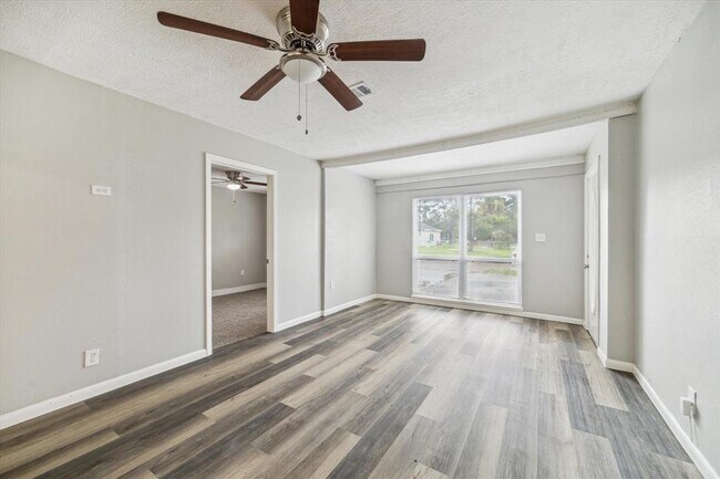 Foto del edificio - 7426 Saunders Rd
