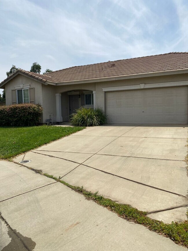 Building Photo - Ione Home near Golf Course
