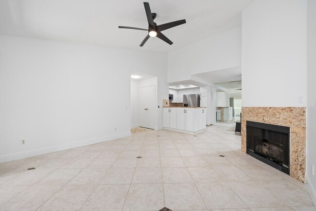 Building Photo - Highly Desirable 2 Bedroom, 2 Bath Second ...