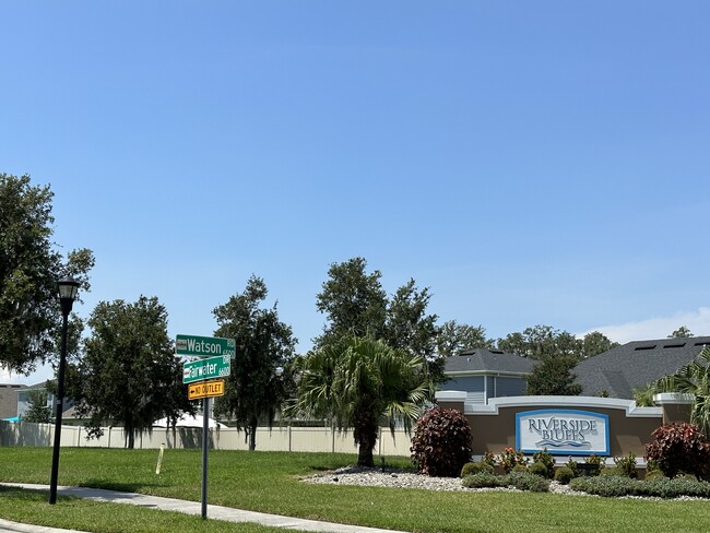 Building Photo - 6725 Riverside Bluffs Dr