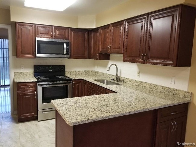 Building Photo - 4352 Foxpointe Dr
