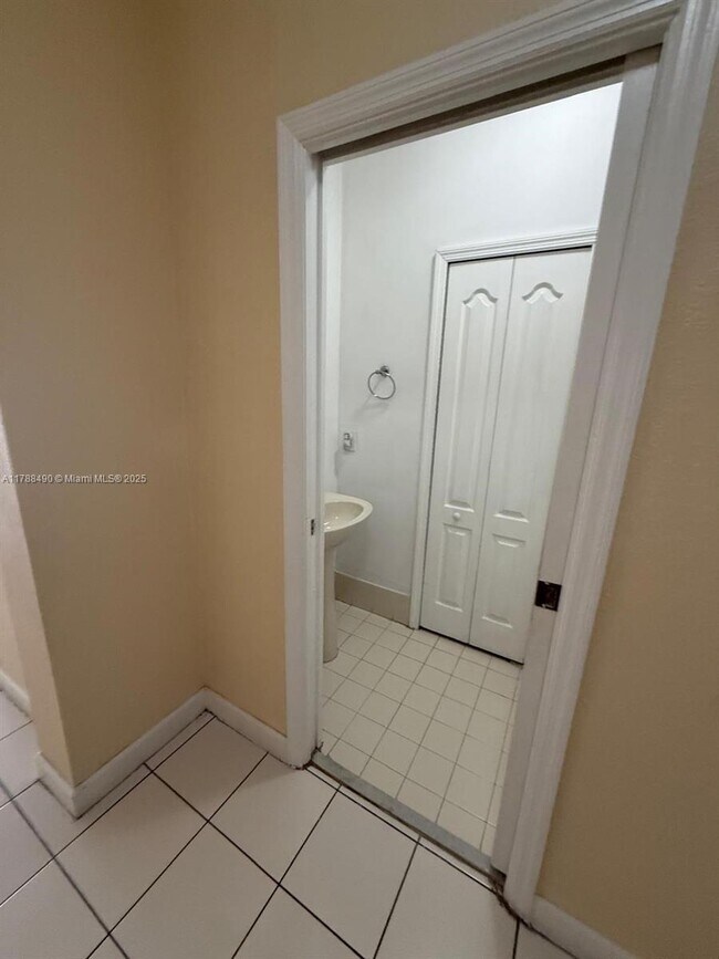 Foto del edificio - 7100 NW 177th St