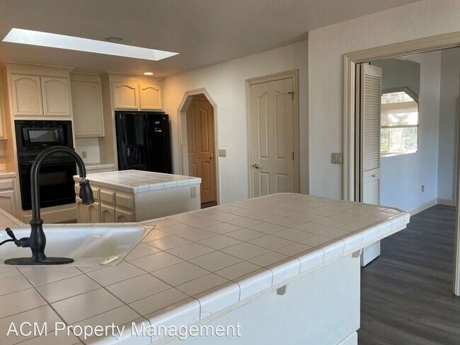 Building Photo - 3 br, 2.5 bath House - 17862 Whitefish Court