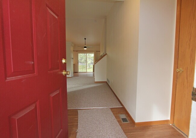 Foto del edificio - 4 Bedrooms, Huge Yard