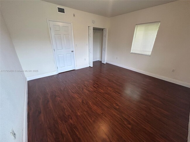 Foto del edificio - 2880 Pine Tree Dr