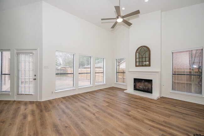 Foto del edificio - 5819 Hollytree Dr